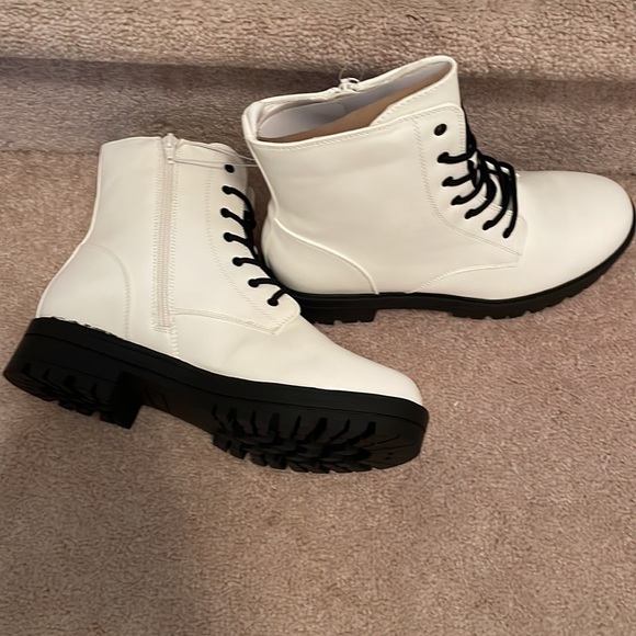 Brand New White Combat style boots. New in Packaging. Size 9 (see notation) NWT - Picture 1 of 11
